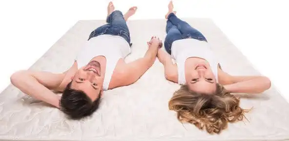 парень с девушкой лежат на надувной кровати
