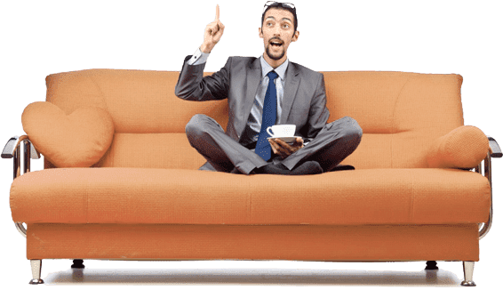 парень сидит на диване